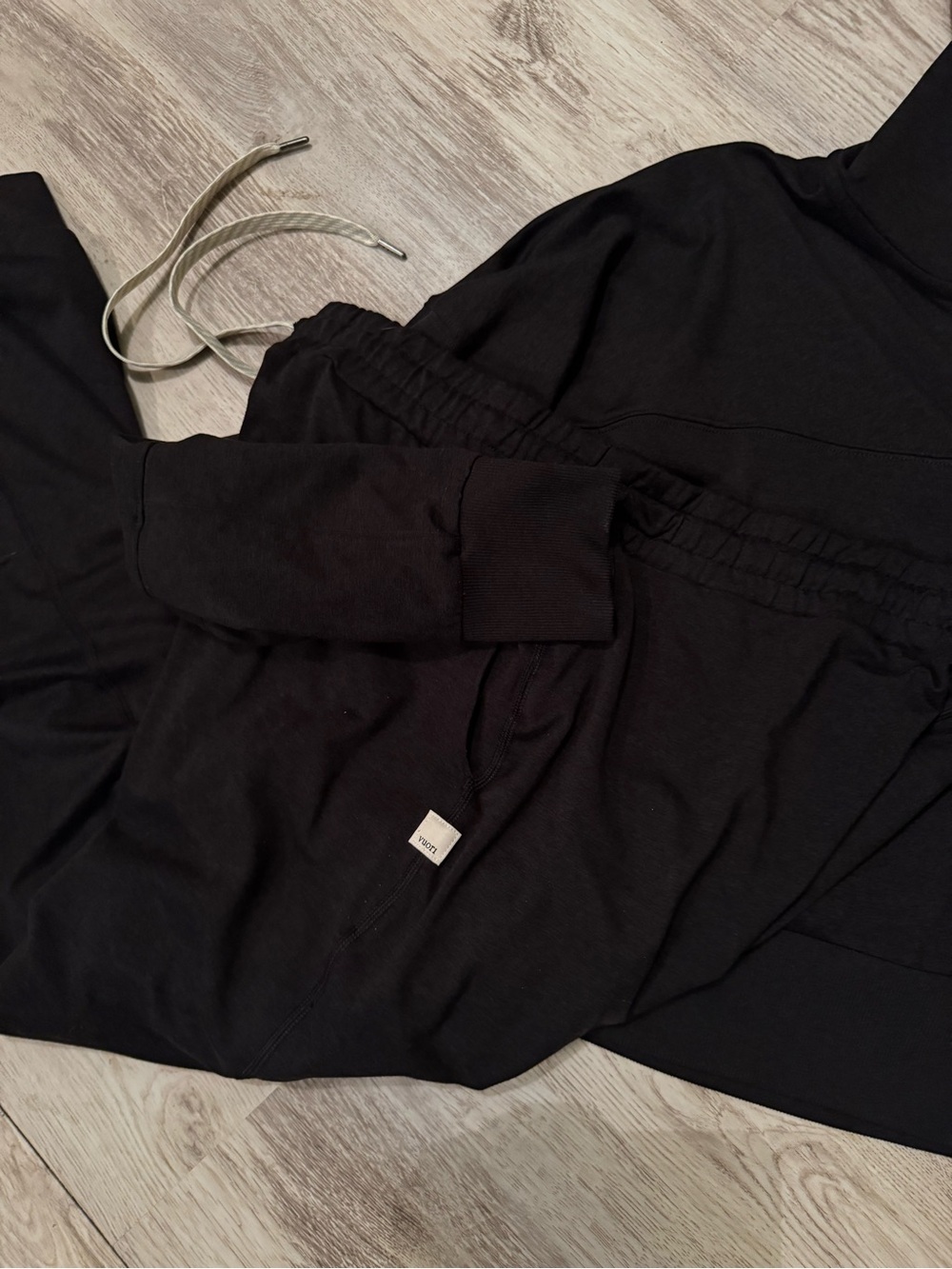 Vuori Black 1/4 zip crop hoodie with matching joggers size L - Picture 3 of 10